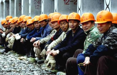 復產(chǎn)企業(yè)缺工嚴重，搬運幫“即時工”來打通