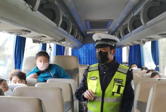 桃花源專(zhuān)車(chē)護(hù)送農(nóng)民工返崗復(fù)工