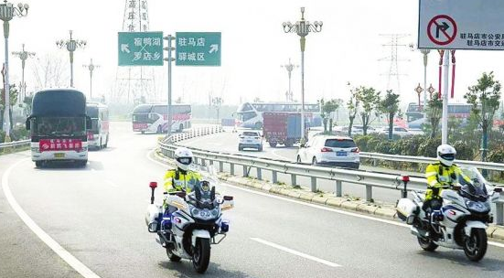 交警與搬運幫即時工，為農(nóng)民工返崗復工護航